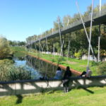 Westpark mit drei sich entspannenden Teilnehmerinnen neben der Jahrhunderthalle Bochum