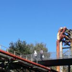 Teilnehmende auf einem Stahlgerüst der Jahrhunderthalle Bochum