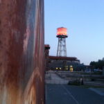 Blick auf den Stahlturm der Jahrhunderthalle Bochum
