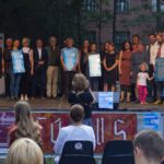 Preistragende stehen bei der Preisverleihung von Kultur.LEBT.Demokratie mit Urkunden auf der Bühne