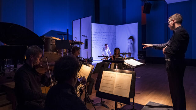 Foto: Nasser Hashemi Orchester spielt während des Theaterstücks