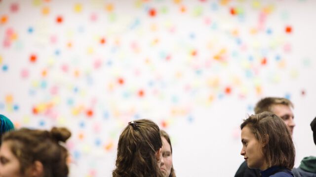 Eröffnung oder war's das jetzt? Teilnehmende stehen herum bei der Eröffnung vom Aufstand der Utopien Festival