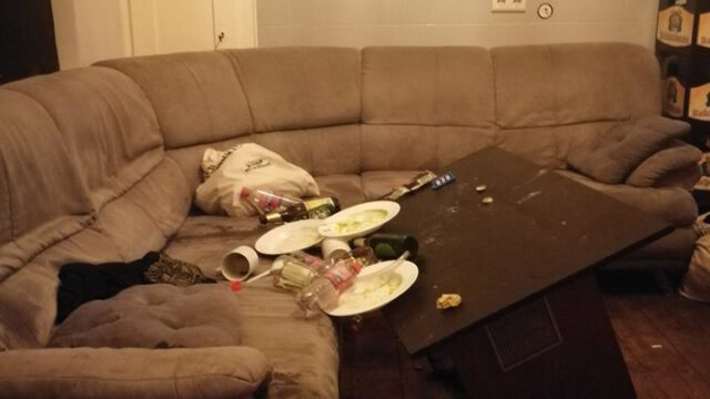 Mefistofele_in den Club Couchtisch, auf dem Geschirr stand ist auf die Couch gekippt und das Geschirr und auch Bierflaschen liegen auf der Couch oder dem Boden