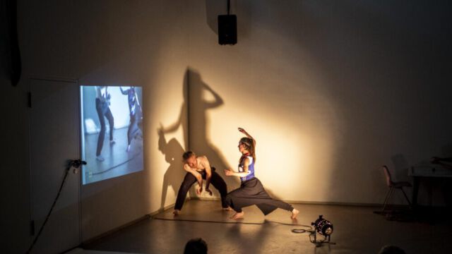 Konzept Europa, Rico Wagner, Elisabeth Caesar, Jule Heidelbach, Marie Lemser, Max Howitz, Martin Schnippa; Theater an der Parkaue, Park an der Parkaue, Ballhaus Ost Tanzperformance während des Stücks mit oberkörpferfreiem Schauspieler und einer Schauspielerin. Diese wird gleichzeitig in schwarz-weiss per Beamer auf eine Leinwand übertragen.