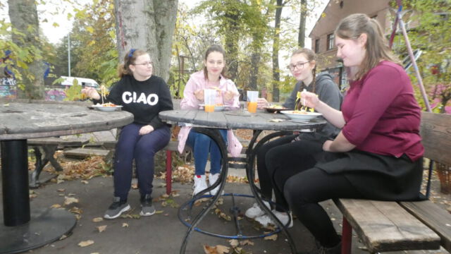 Schülerinnen der Wir.Wie Besetzung beim Essen im Freien