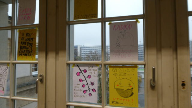 Selbstgemalte Plakate zum Thema Utopie von Wir.Wie hängen an Fenstern