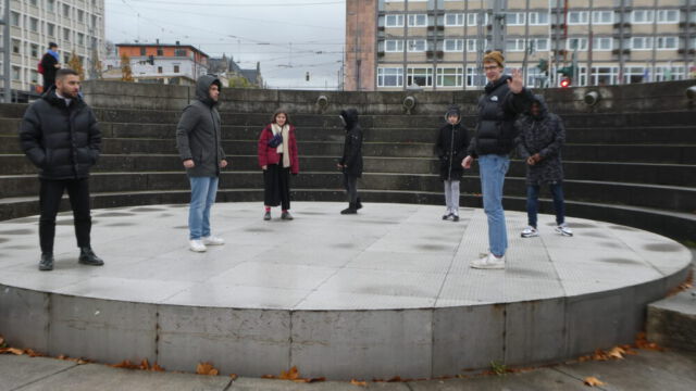 Teilnehmende von Wir.Wie stehen im Rondell am Theaterplatz in Chemnitz