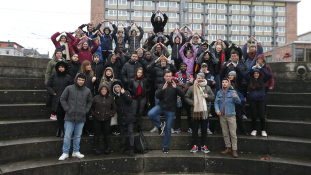Gruppenfoto auf den Stufen vor dem Chemnitzer Theaterplatz der Wir.Wie Schauspielenden