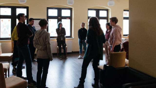 Schülerinnen und Schüler von Wir.Wie stehen im Kreis während einer Übung