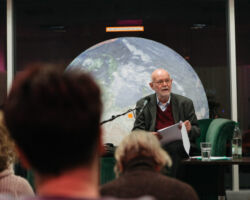 Prof. Richard Saage hielt die Eröffnungsrede. Foto© Fabian Thüroff Professor Richard Saage hält die Eröffnungsrede im Festivalzentrum