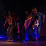 Wir. Wie? - Szene der Chemnitzer Gruppe. Foto© Fabian Thüroff Chemnitzer Schauspielende von Wir. Wie? zeigen eine Performance auf der Bühne