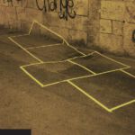 Chemnitz hüpft. Foto© Utopia Toolbox Aufgeklebtes Hüpfkästchen in der Bazillenröhre. Dabei geht ein Teil eines Kästchens vom Boden in die Wand über.