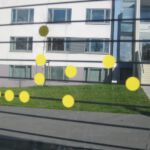 Random Music © Utopia Toolbox Blick aus dem Fenster auf das Gebäude des Studentenwerks Chemnitz Zwickau am Thüringer Weg in Chemnitz mit vielen gelben Punkten aufs Fenster geklebt