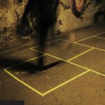 Chemnitz hüpft. Foto© Utopia Toolbox Eine Person hüpft auf aufgeklebten Hüpfkästchen in der Bazillenröhre