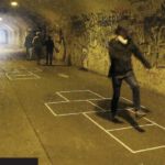 Chemnitz hüpft. Foto© Utopia Toolbox Eine Person hüpft auf aufgeklebten Hüpfkästchen in der Bazillenröhre. Dabei sind mehrere Hüpfkästchen aufeklebt