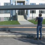 Random Music. Foto© Utopia Toolbox Ein junger Mann spielt Trompete an der Bushaltestelle vor dem Gebäude des Studentenwerks Chemnitz Zwickau am Thüringer Weg